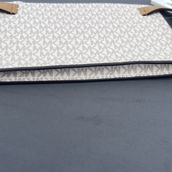 Michael Kors fanny pack, new tags size large - Picture 6 of 7